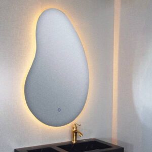 آینه دستشویی مدرن با نور LED نصب‌شده روی دیوار کاشی‌شده